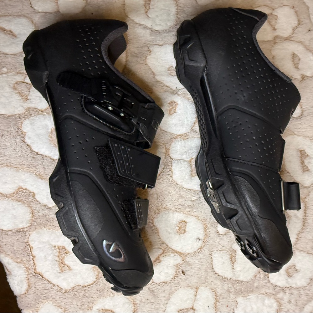 Giro Women's Black Athletic Cycling Shoes - Picture 5 of 8